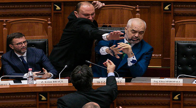 نزاع در پارلمان آلبانی نزاع در پارلمان آلبانی