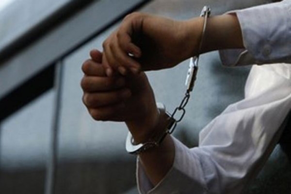 دستبند پلیس بر دستان جاعل مدارک تحصیلی