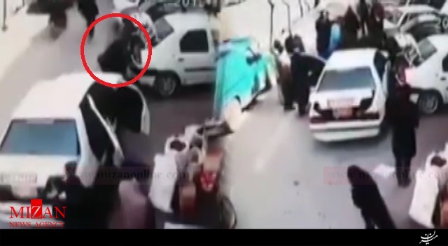 له شدن یک خانم و آقا زیر خودرو سواری له شدن یک خانم و آقا زیر خودرو سواری
