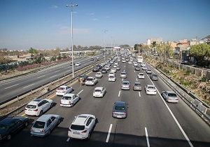ترافیک در آزادراه کرج-تهران نیمه سنگین است