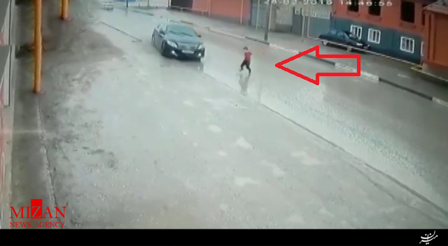 نجات معجزه آسای کودک هنگام عبور از عرض خیابان نجات معجزه آسای کودک هنگام عبور از عرض خیابان