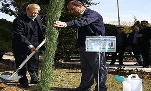 لاریجانی: توسعه فضای سبز برای زیست سالم شهروندان اهمیت بسزایی دارد
