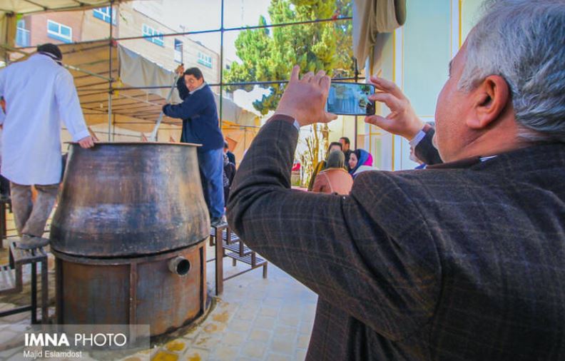 تصاویری از مراسم پخت سمنو در عمارت هنرمند تصاویری از مراسم پخت سمنو در عمارت هنرمند