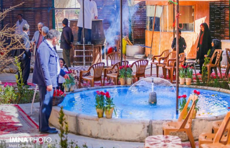 تصاویری از مراسم پخت سمنو در عمارت هنرمند تصاویری از مراسم پخت سمنو در عمارت هنرمند