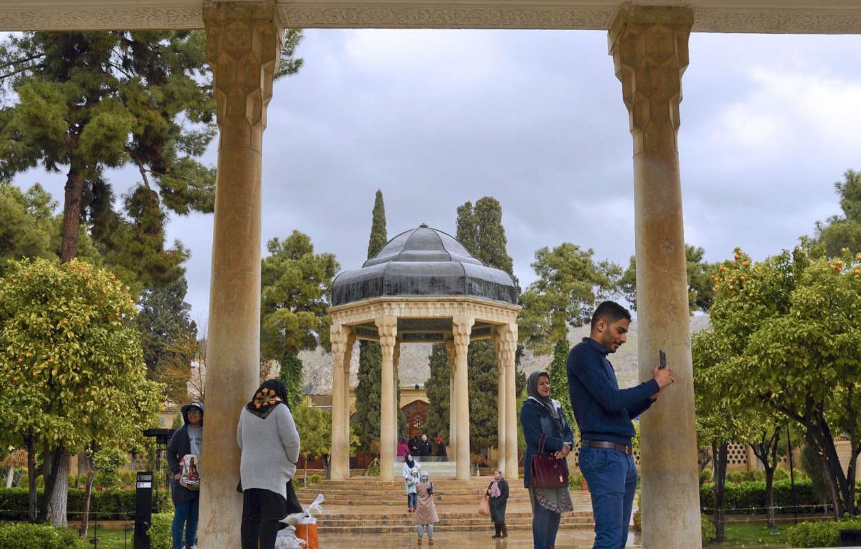 آرامگاه حافظ در آستانه سال نو