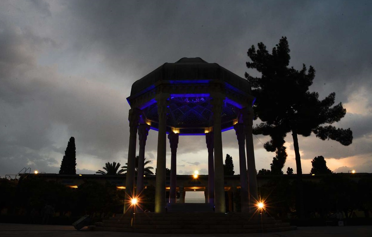 آرامگاه حافظ در آستانه سال نو
