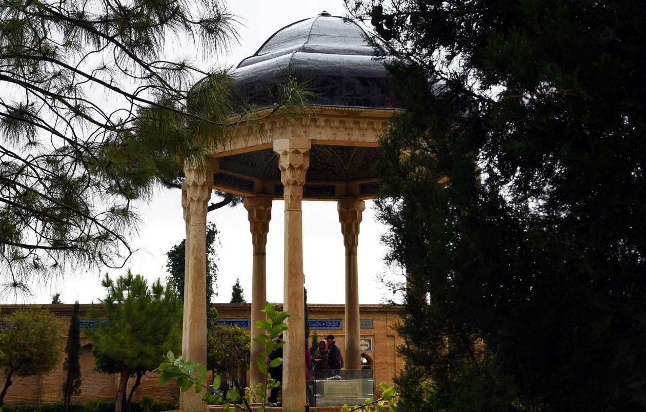 آرامگاه حافظ در آستانه سال نو