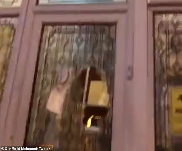 حمله با چکش به ۴ مسجد بیرمنگام حمله با چکش به ۴ مسجد بیرمنگام/شکسته شدن شیشه شماری از مساجد