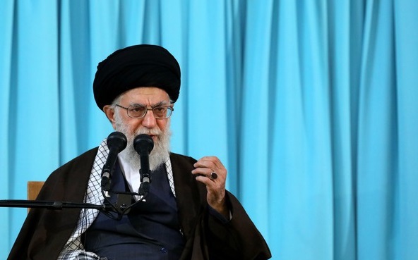 سخرانی رهبر معظم انقلاب اسلامی در اجتماع زائران و مجاوران حرم مطهر رضوی آغاز شد