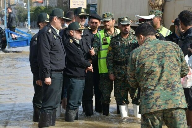 حضور نیروهای مسلح در مناطق سیل زده برای امداد رسانی به مردم حضور نیروهای مسلح در مناطق سیل زده برای امداد رسانی به مردم