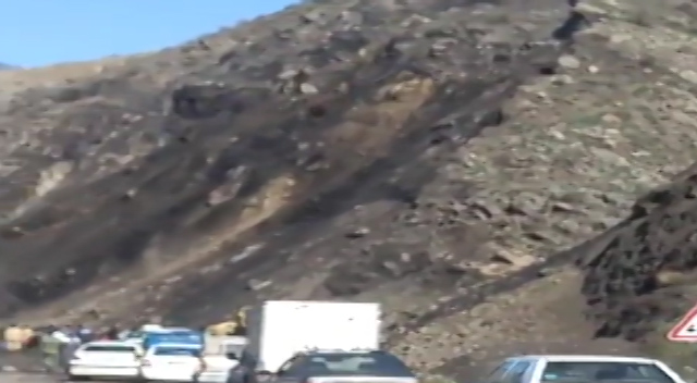 لحظه ریزش کوه در محور خوش ییلاق در استان گلستان لحظه ریزش کوه در محور خوش ییلاق در استان گلستان