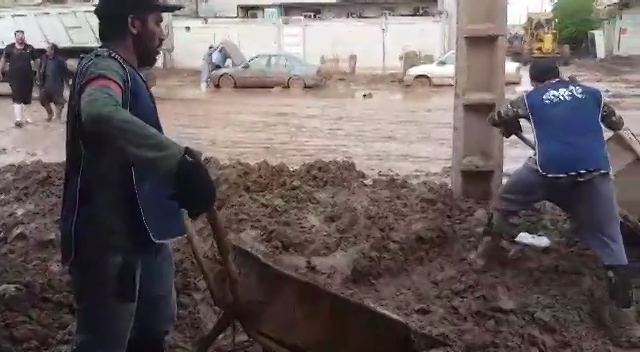 طلاب غیر ایرانی به کمک سیل زدگان آمدند
