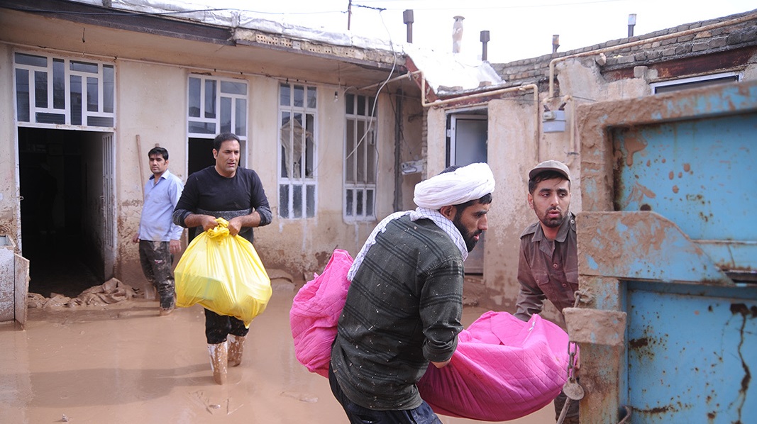 کمک نیم میلیاردی طلاب به سیل زدگان کمک نیم میلیاردی طلاب به سیل زدگان