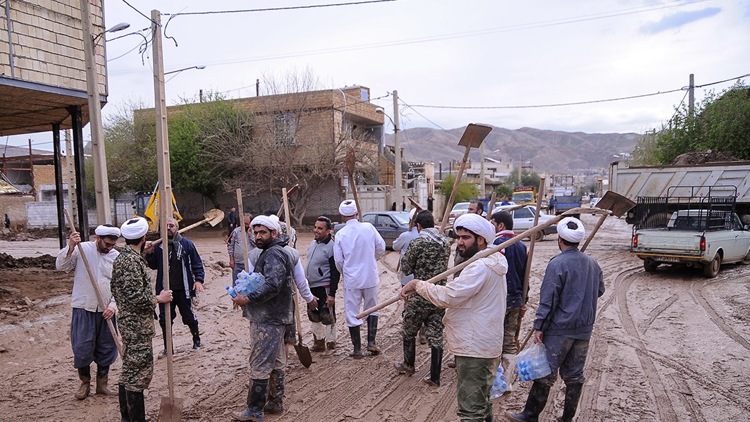 کمک نیم میلیاردی طلاب به سیل زدگان کمک نیم میلیاردی طلاب به سیل زدگان