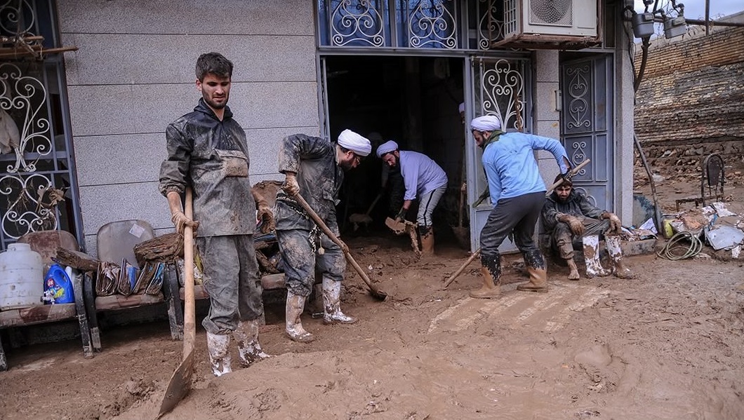 طلاب فعال در مناطق سیل زده + تصاویر