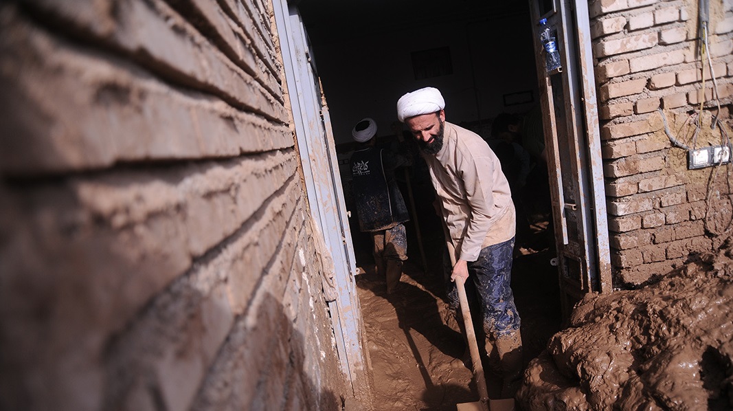طلاب فعال در مناطق سیل زده + تصاویر