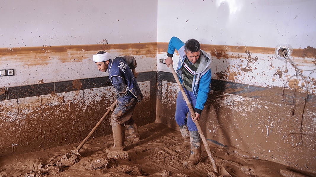 طلاب فعال در مناطق سیل زده + تصاویر