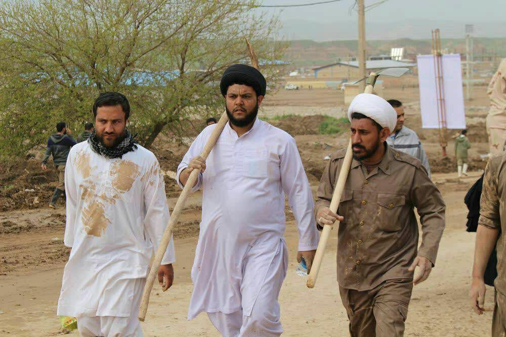 طلاب فعال در مناطق سیل زده + تصاویر