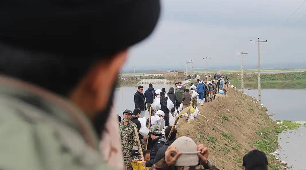 طلاب فعال در مناطق سیل زده + تصاویر