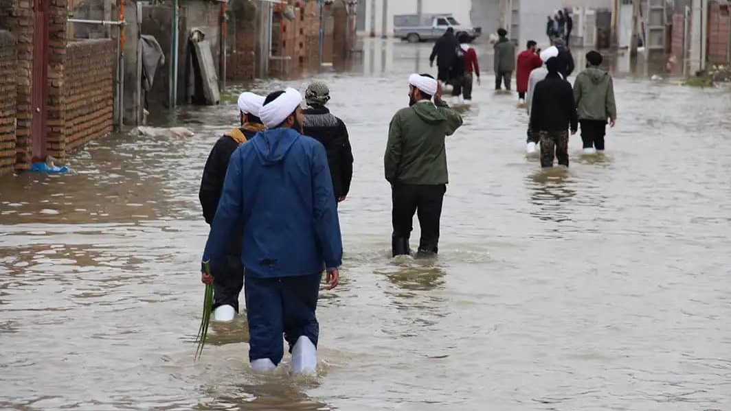 طلاب فعال در مناطق سیل زده + تصاویر