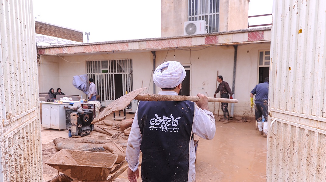 طلاب فعال در مناطق سیل زده + تصاویر