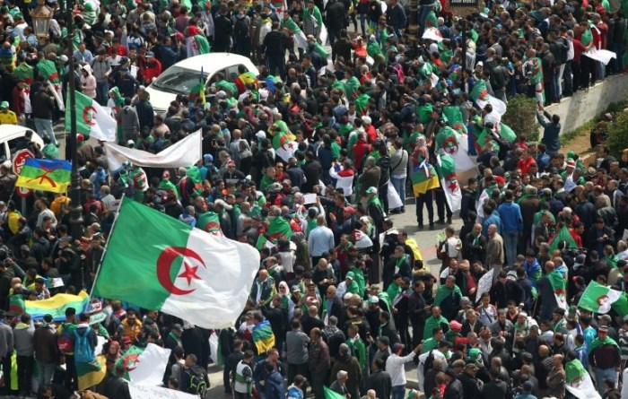 بازداشت ۱۸۰ معترض از سوی پلیس الجزایردر جریان درگیریهای هشتمین جمعه تظاهرات بازداشت ۱۸۰ معترض از سوی پلیس الجزایردر جریان درگیریهای هشتمین جمعه تظاهرات