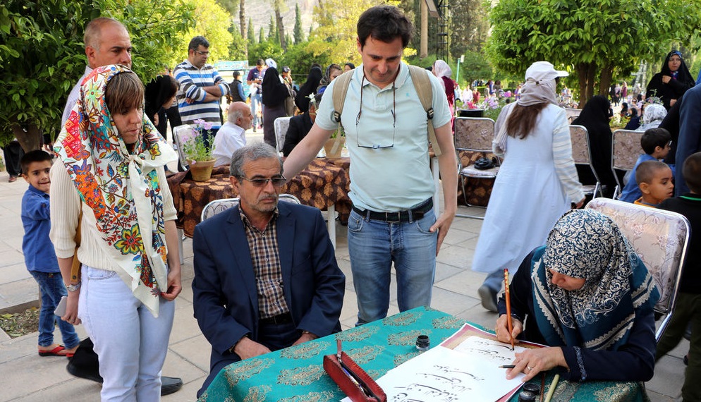 روستای تاریخی و گردشگری قلات شیراز/ نجاری با سبک و سیاق قدیمی/خوشنویسی اشعار سعدی در شیراز