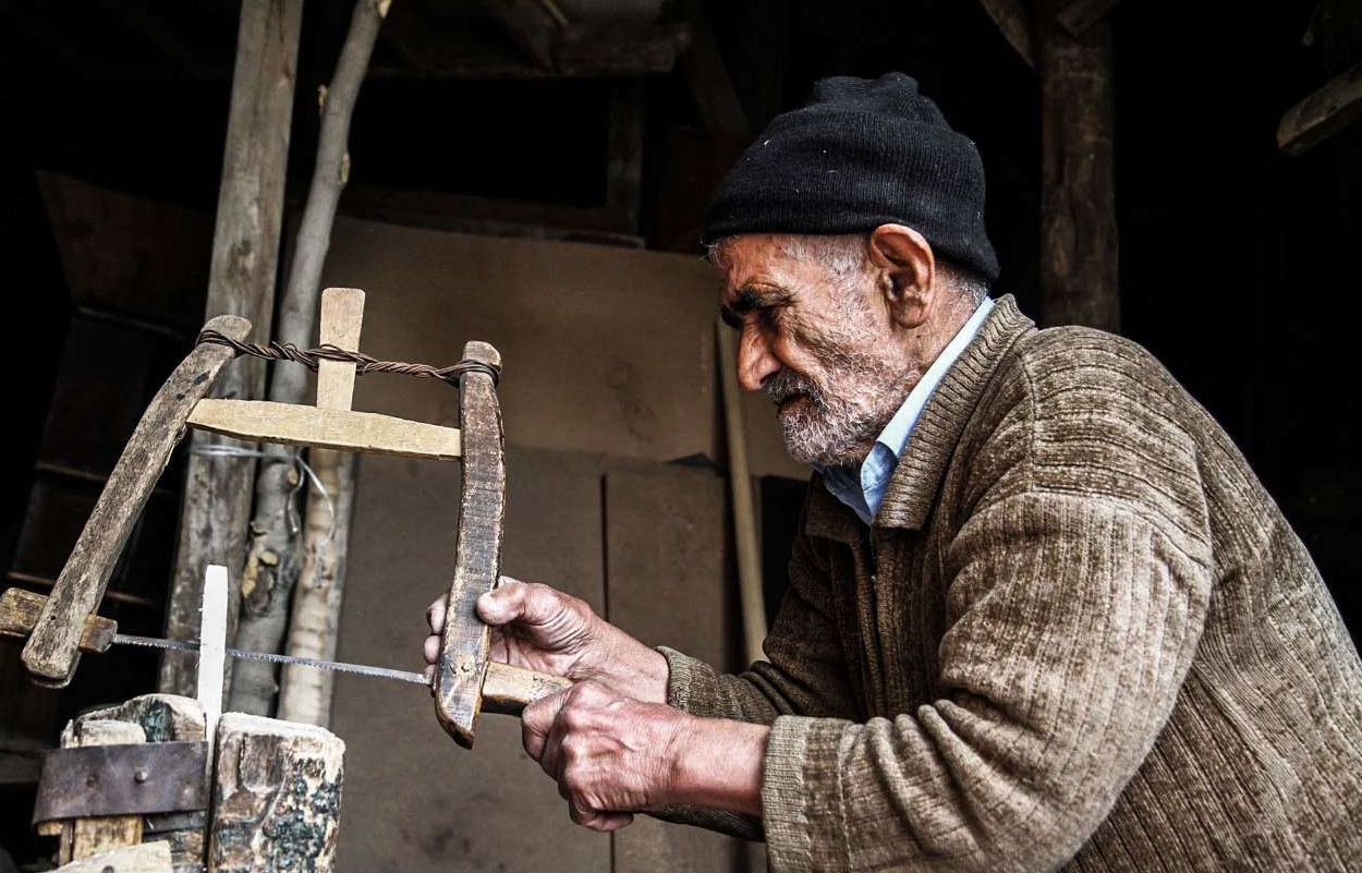 روستای تاریخی و گردشگری قلات شیراز/ نجاری با سبک و سیاق قدیمی/خوشنویسی اشعار سعدی در شیراز