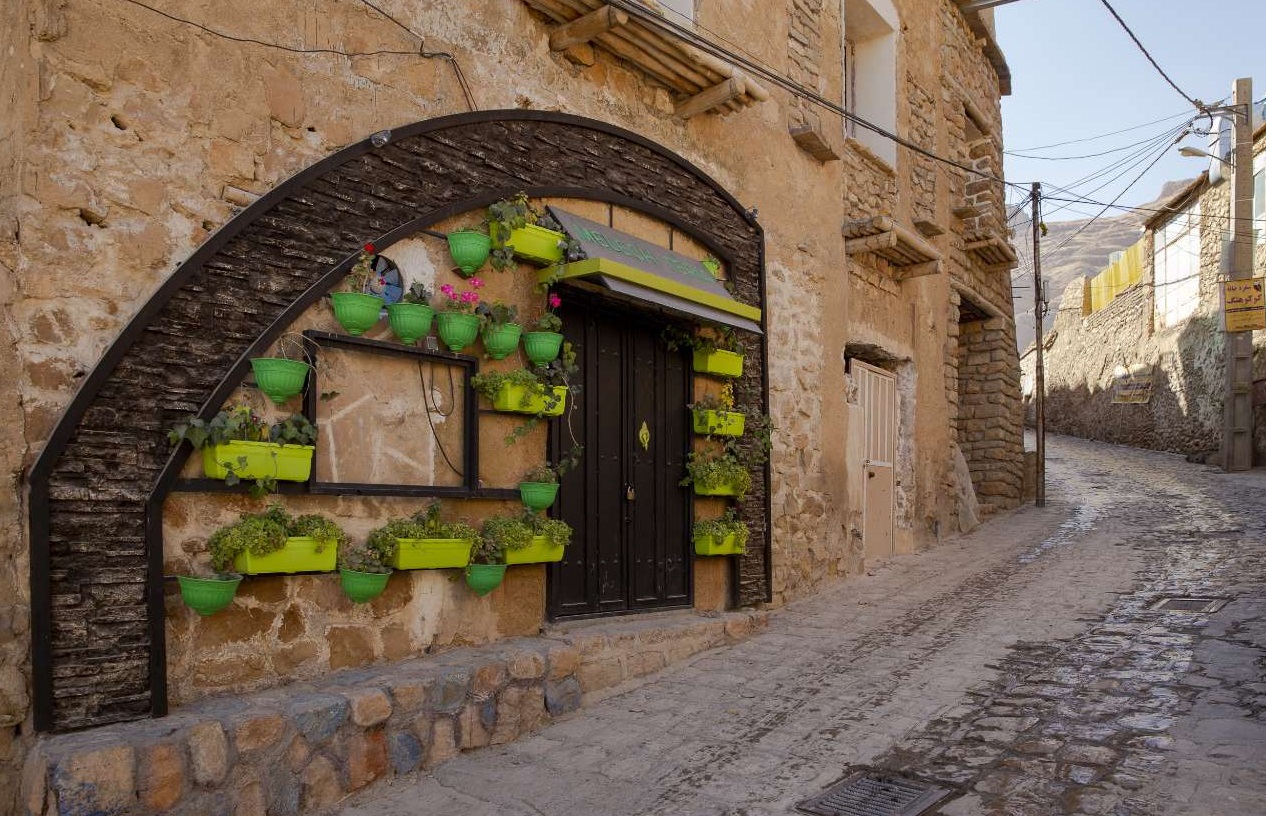روستای تاریخی و گردشگری قلات شیراز/ نجاری با سبک و سیاق قدیمی/خوشنویسی اشعار سعدی در شیراز