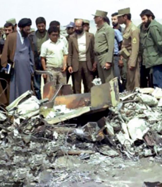 تصویری قدیمی از بازید رهبر انقلاب از بقایای تجهیزات نظامی ارتش آمریکا در طبس تصویری قدیمی از بازید رهبر انقلاب از بقایای تجهیزات نظامی ارتش آمریکا در طبس