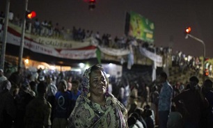  امارات و عربستان مانع واگذاری قدرت به غیرنظامیان در سودان هستند/ انتقال عمر البشیر به خارج از زندان به دلیل وخامت حالش/ تاکید معترضان بر ادامه تحصن مقابل مقر فرماندهی ارتش