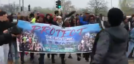 هزاران دانش آموز به نشانه اعتراض به رفتار نژادپرستانه یک دانش آموز به خیابانهای شیکاگو آمدند هزاران دانش آموز به نشانه اعتراض به رفتار نژادپرستانه یک دانش آموز به خیابانهای شیکاگو آمدند