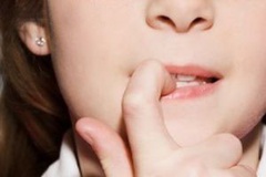 چگونه کودک خود را از ناخن جویدن منع کنیم؟