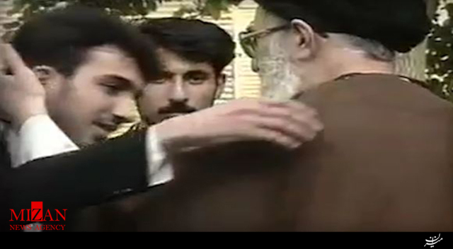 دیدار صمیمی جمعی از جوانان کشور با رهبر انقلاب در سال ۷۷ دیدار صمیمی جمعی از جوانان کشور با رهبر انقلاب در سال ۷۷