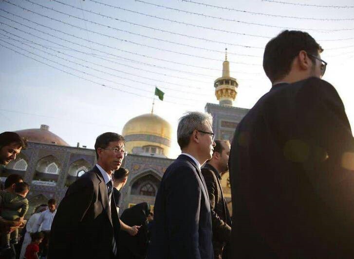 مشهد مقدس عکس/ حضور سفیر کره جنوبی در حرم رضوی