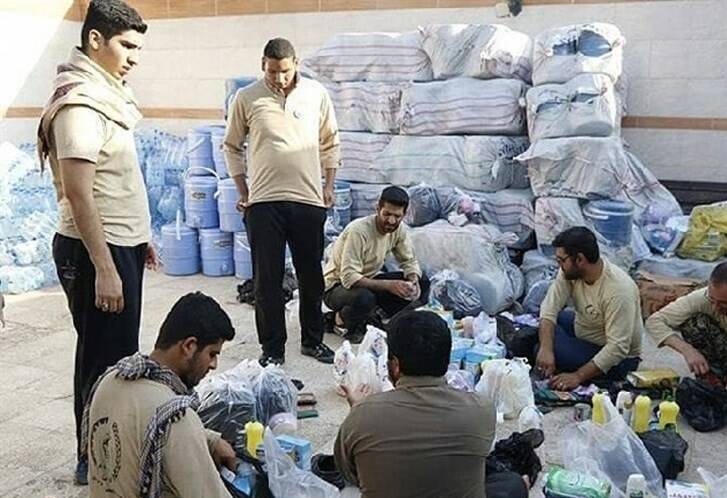 دانشجویان بسیجی در مناطق سیل زده دانشجویان بسیجی در مناطق سیل زده