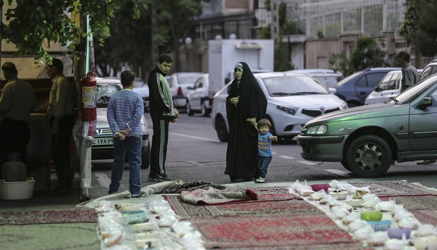 سفره‎ افطار برای رهگذران