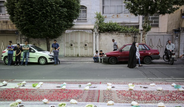 سفره‎ افطار برای رهگذران