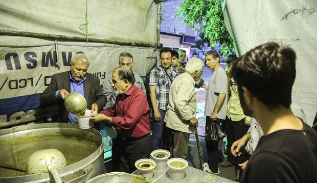 سفره‎ افطار برای رهگذران