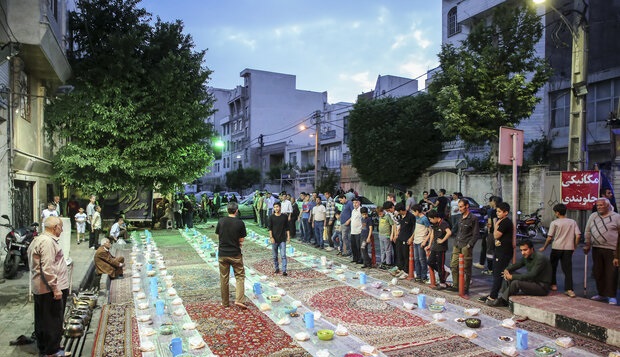 سفره‎ افطار برای رهگذران