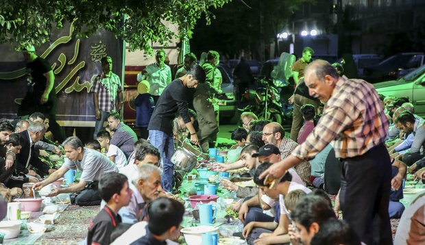 سفره‎ افطار برای رهگذران