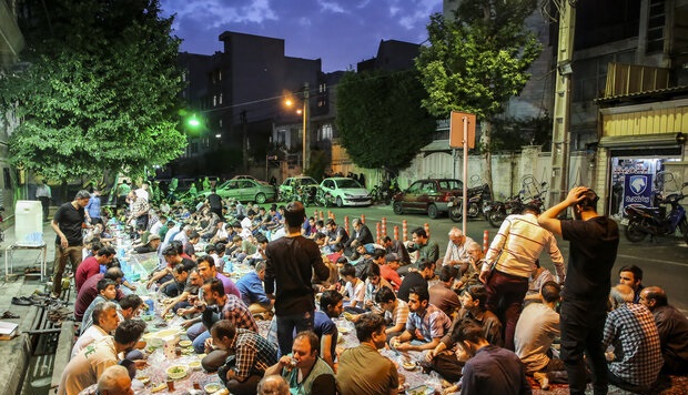 سفره‎ افطار برای رهگذران