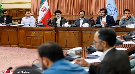 برای ایجاد تحول به همفکری همه نخبگان و همه آحاد جامعه نیازمندیم /شنیدن نظرات و انتقادات مسئولان , قضات, حقوقدانان ,دانشجویان و عموم مردم را یک امر ضروری می‌دانیم/دانشجوی سیاسی صرفا به آن فردی که عضو یک جريان سیاسی باشد اطلاق نمی‌شود، دانشجوی سیاسی را کسی می‌دانیم که جامعه را بشناسد و نیاز جامعه را درک و متناسب با نیاز‌های جامعه به ایفای نقش بپردازد