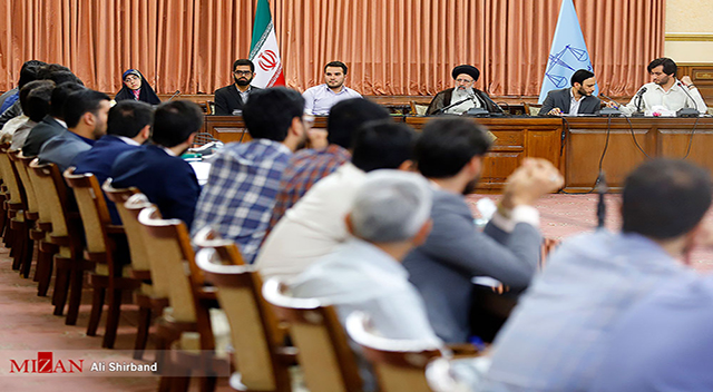 کلیپی از دیدار رئیس دستگاه قضا با تشکلهای دانشجویی کلیپی از دیدار رئیس دستگاه قضا با تشکلهای دانشجویی