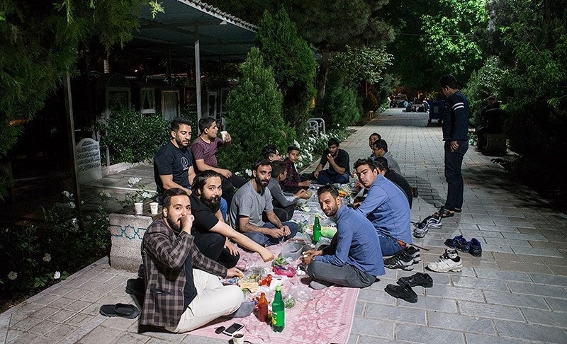 سفره افطار افطاری در گلزار شهدای بهشت زهرا (س)