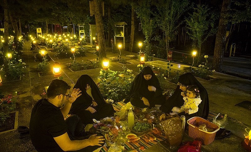 سفره افطار افطاری در گلزار شهدای بهشت زهرا (س)