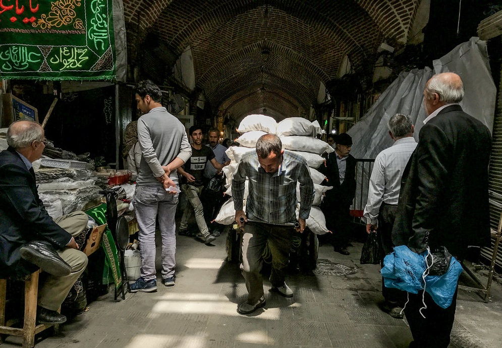 سایه‌های خمیده کارگران را دریابیم/ افتتاح مجموعه قلمزنی نقره در باغ نگارستان/ کار در «زباله»