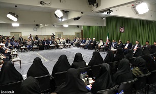 دیدار جمعی از شاعران و اهالی فرهنگ و ادب با رهبر انقلاب