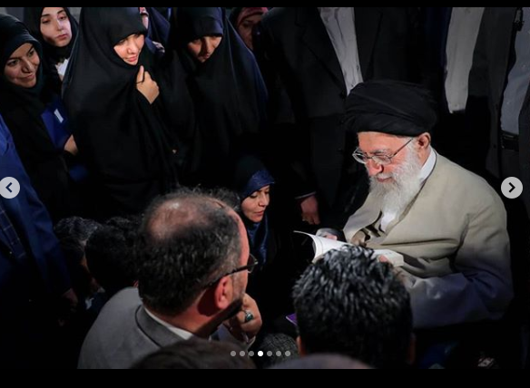 روایتی از دیدار شاعران با رهبر معظم انقلاب روایتی از دیدار شاعران با رهبر معظم انقلاب