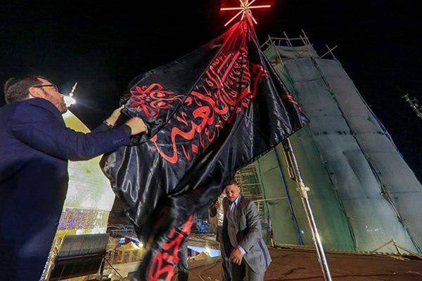 پرچم عزا بر فراز گنبد حرم مطهر امام علی (ع) نصب شد